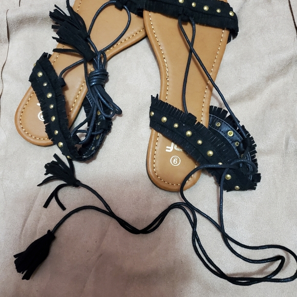 Sandals with tie up laces with tassels - Picture 4 of 5